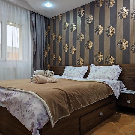 Modern Oasis With A Cozy Fireplace Your Stylish Apartment Minutes From Downtown Boekarest Buitenkant foto