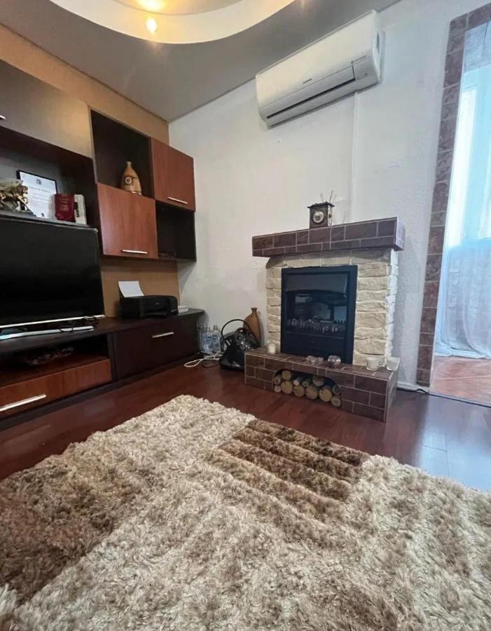 Modern Oasis With A Cozy Fireplace Your Stylish Apartment Minutes From Downtown Boekarest Buitenkant foto