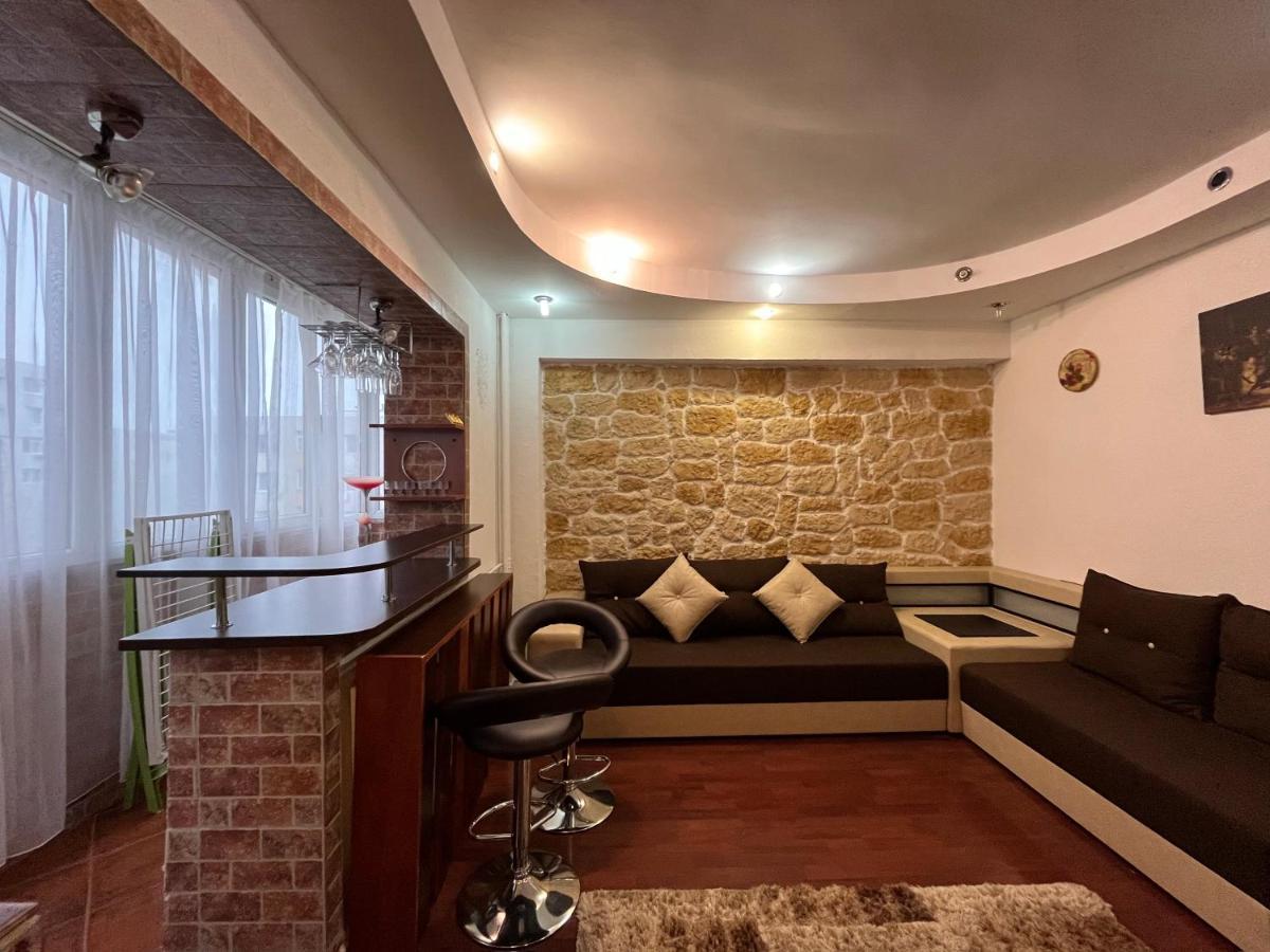 Modern Oasis With A Cozy Fireplace Your Stylish Apartment Minutes From Downtown Boekarest Buitenkant foto